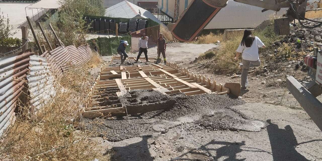 Şimşek misali aydınlatan muhtar!