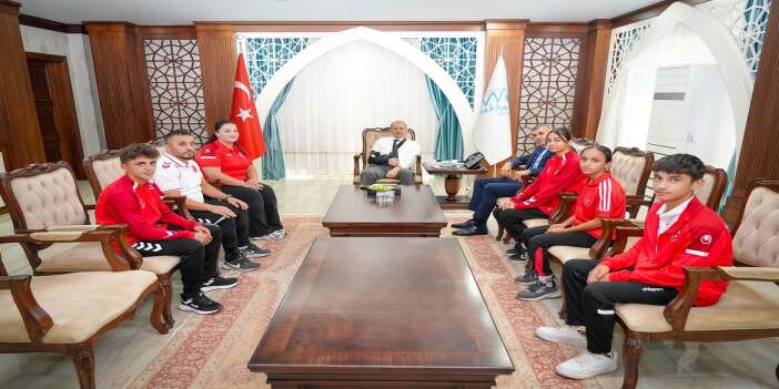 Milli Güreşçilerden Vali Taşyapan’a Ziyaret