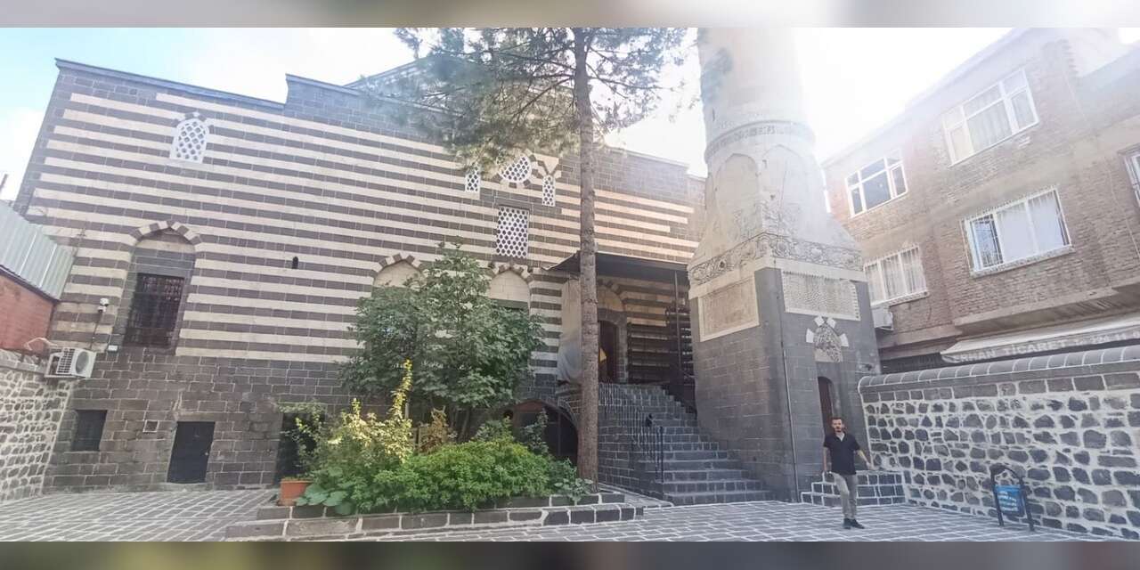 Tarihi Melik Ahmet Paşa Camii’nin Minaresi Yarım mı Kaldı?