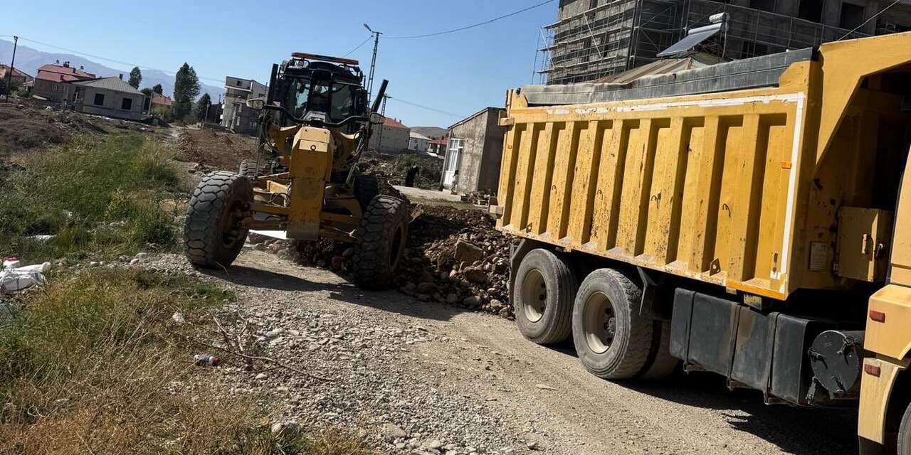 Yüksekova’da bozulan yollar yeniden düzenleniyor