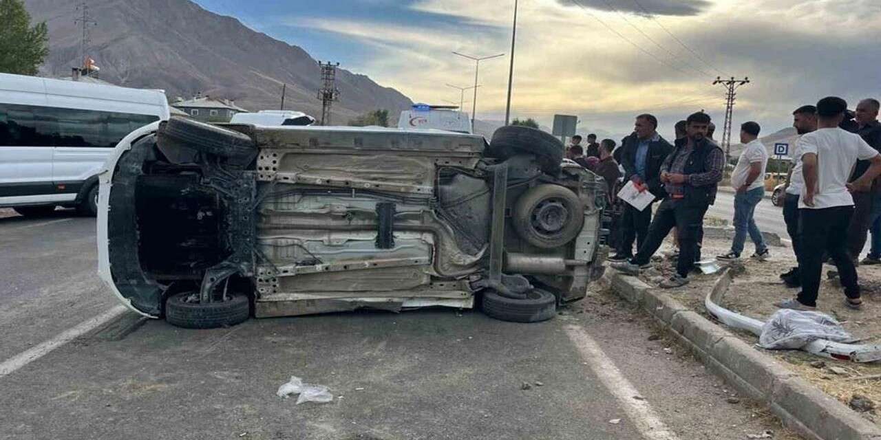 Van-Gevaş Yolunda Kaza: 3 Yaralı
