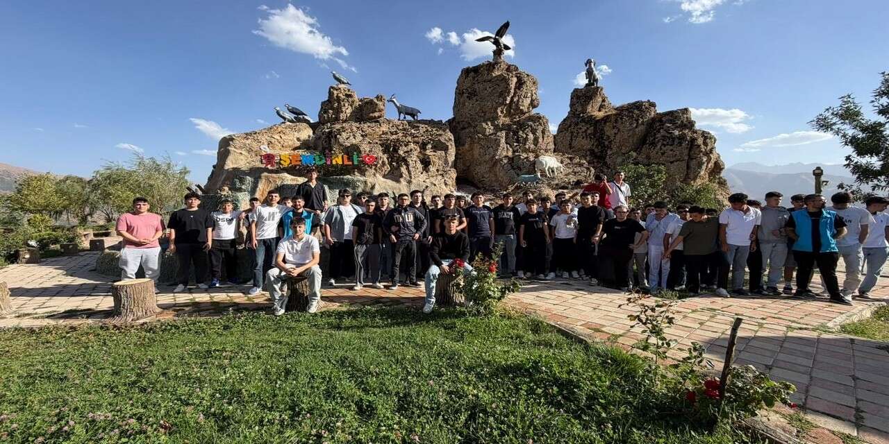 Kahramanmaraş ve Muş’tan Gelen Gençler Şemdinli’yi gezdi