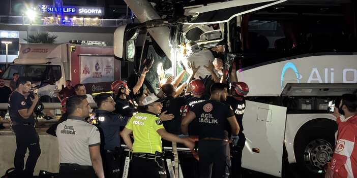 Adana’da otobüs kazası: 11 kişi yaralandı