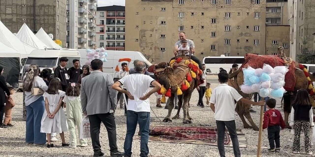Yüksekova’da çocuklar için renkli etkinlik: Deve ve midilli turu