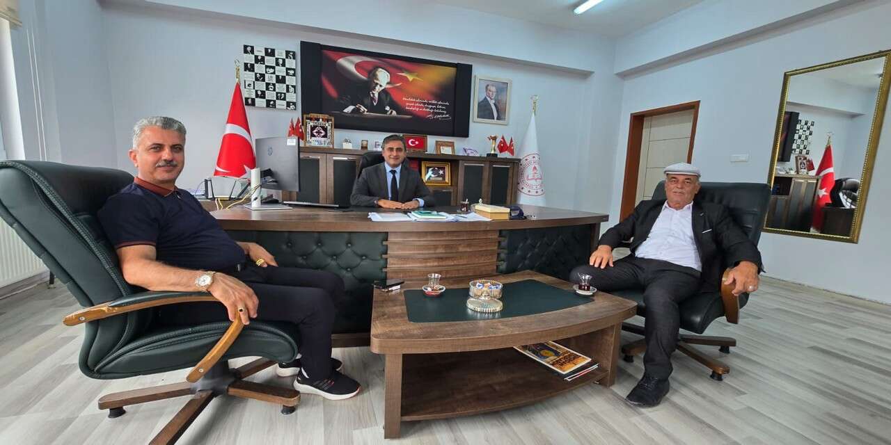 AK Parti Çukurca İlçe Başkanı Yılmaz’dan Milli Eğitim Müdürlüğüne ziyaret