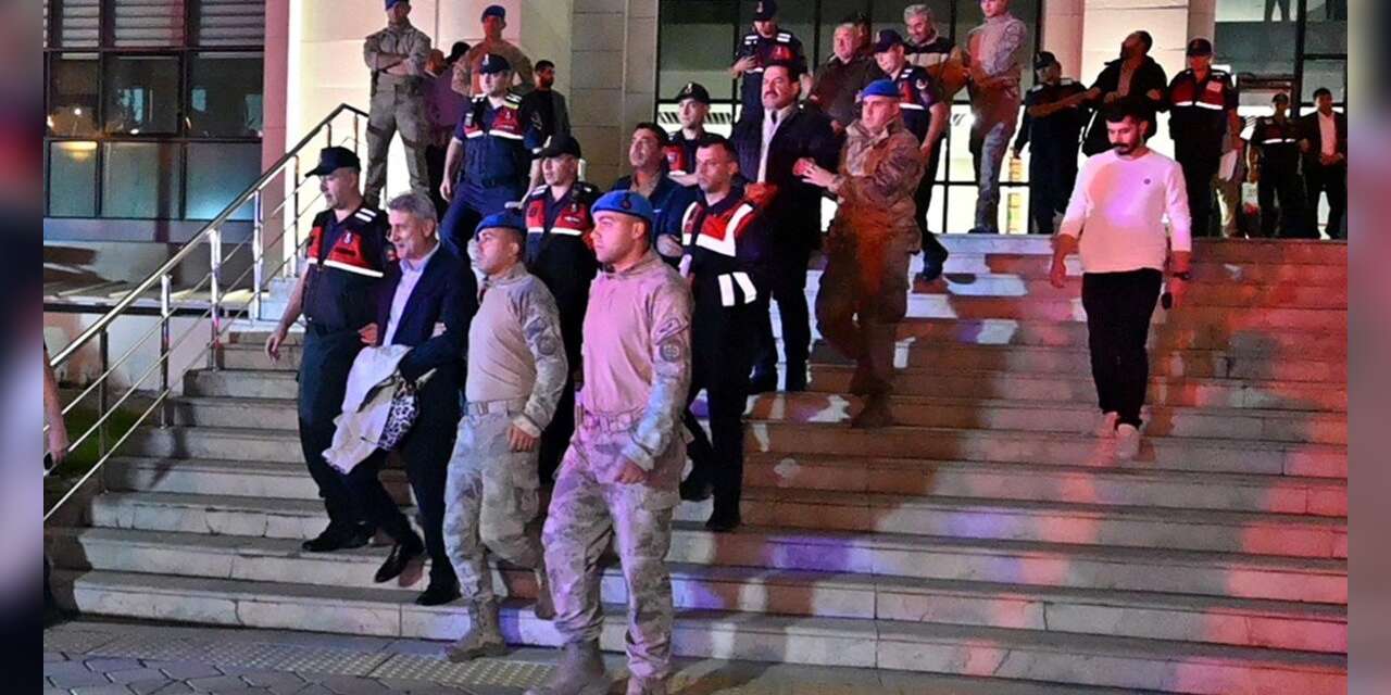 Eski AK Partili ve MHP'li başkanlar dahil 15 kişi tutuklandı