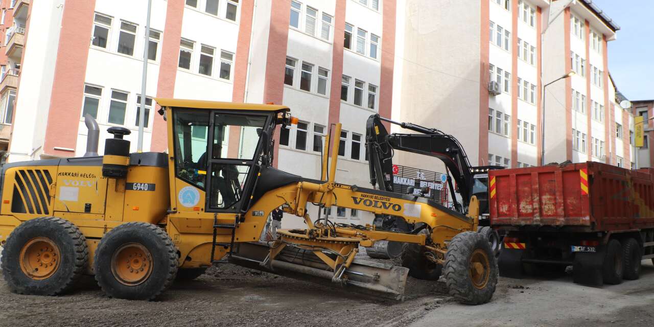 Hakkari Altay Caddesi’nde yenileme çalışmaları sürüyor