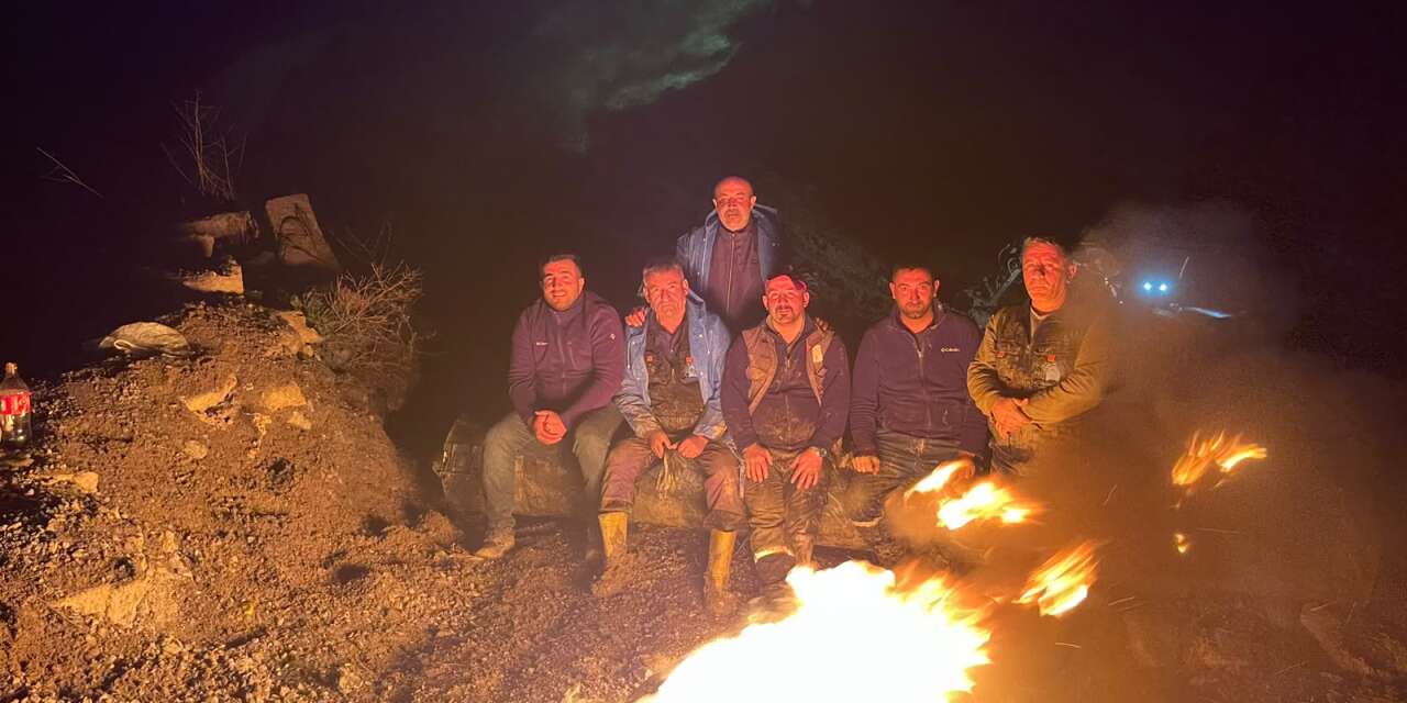 Hakkari’de ekiplerin zorlu gece mesaisi: Ateş yakıp çalıştılar