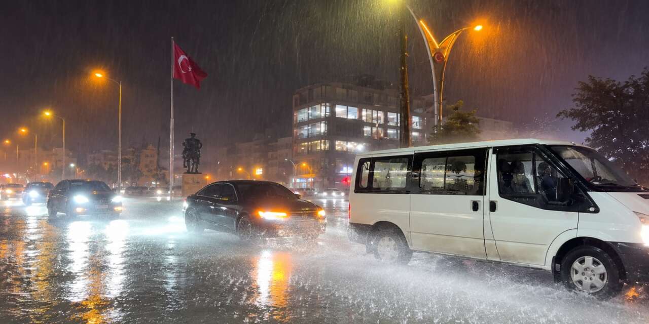 Hakkari'de yılın ilk yağmuru başladı