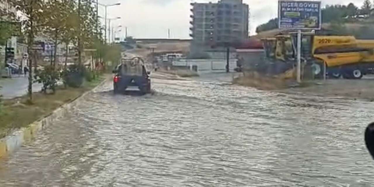Silvan’da Şiddetli sağanak hayatı olumsuz etkiledi