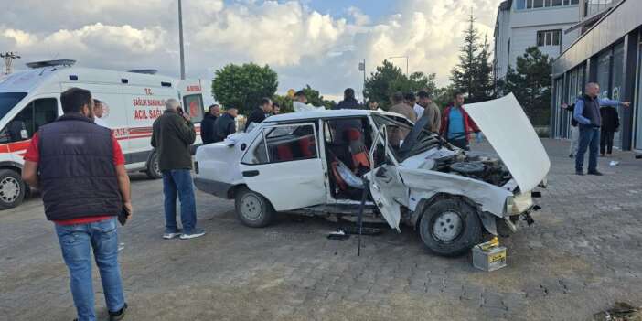 Edremit'te İki otomobil çarpıştı: 6 yaralı