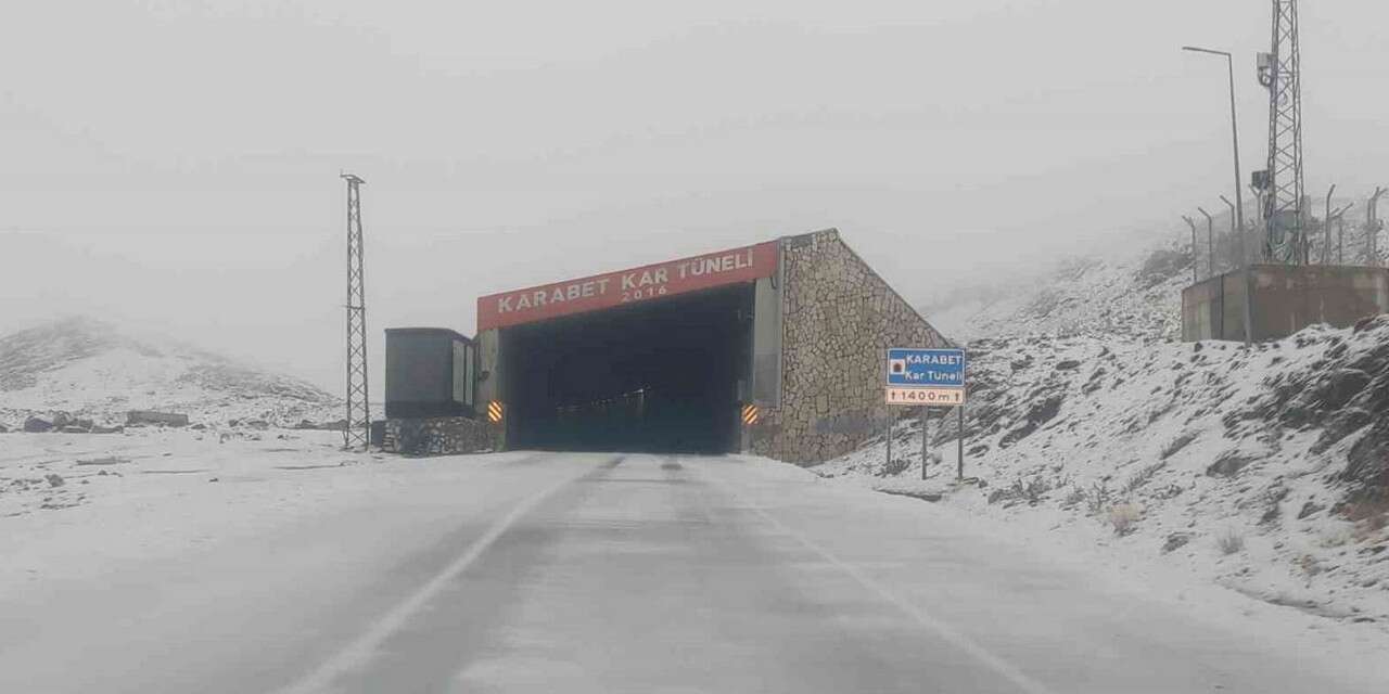Hakkari’ye gelen aileler Karabet Geçidi’nde kara yakalandı