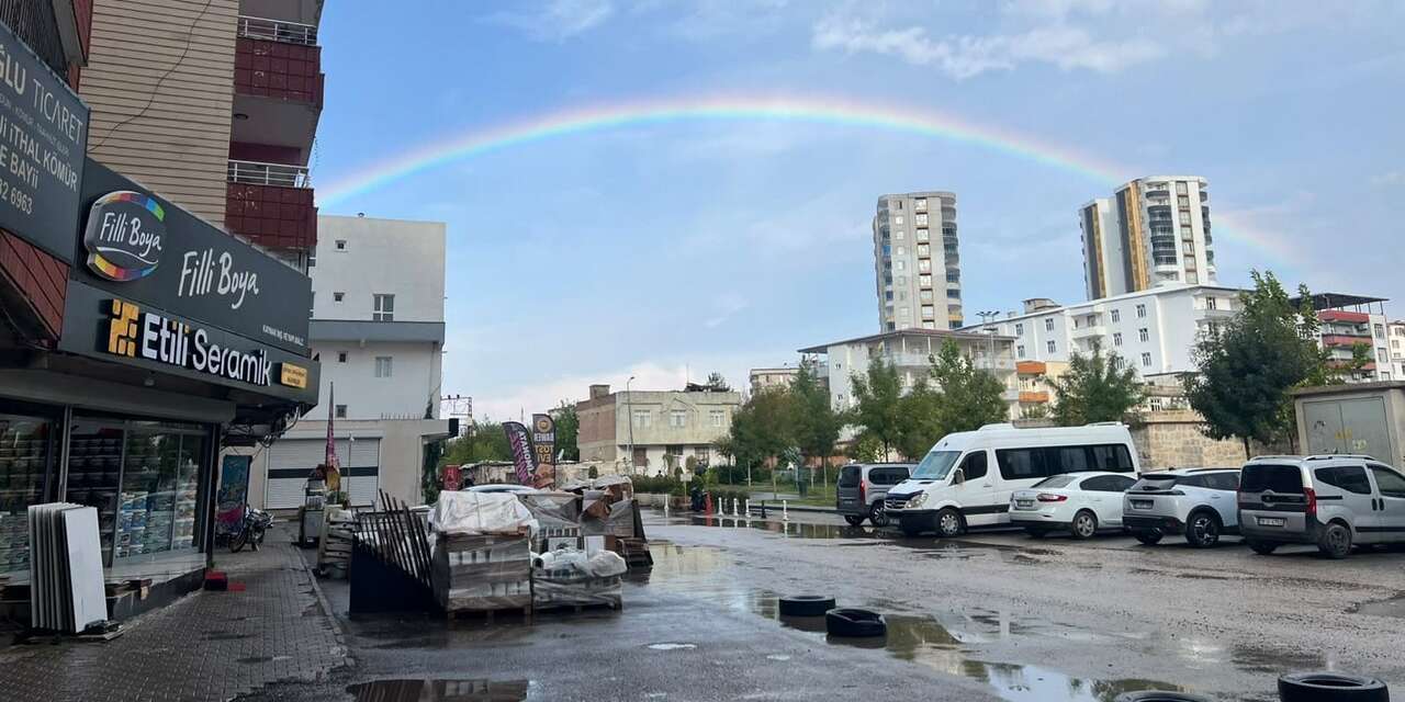 Silvan’da yağmur sonrası gökyüzünde renk şöleni