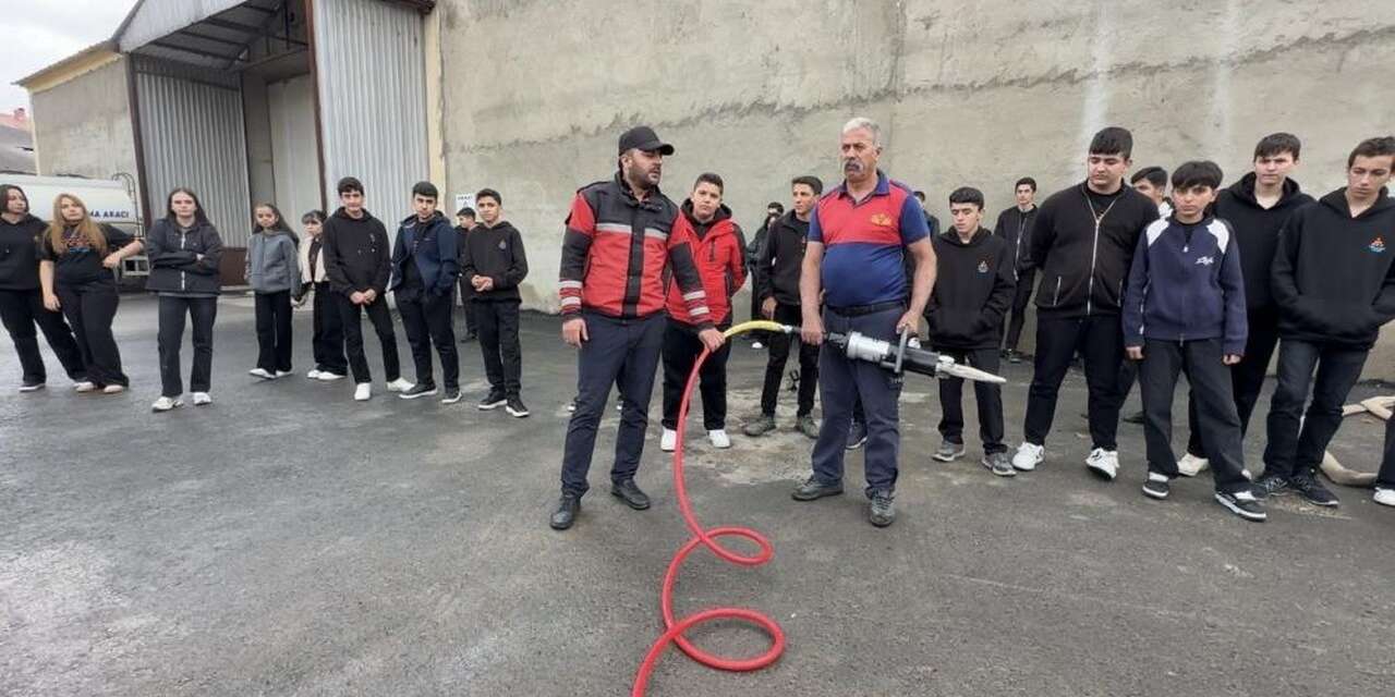 Yüksekova’da öğrencilere itfaiye ve afet eğitimi verildi