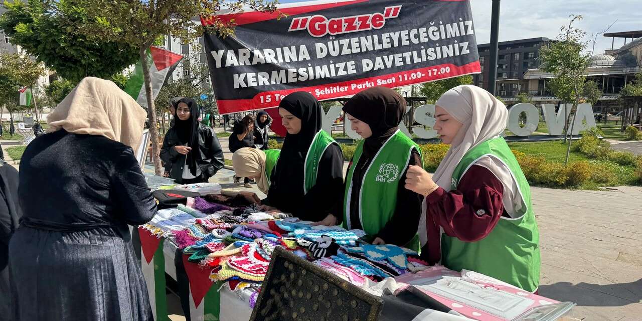 Yüksekova’da Gazze için hayır çarşısı kuruldu