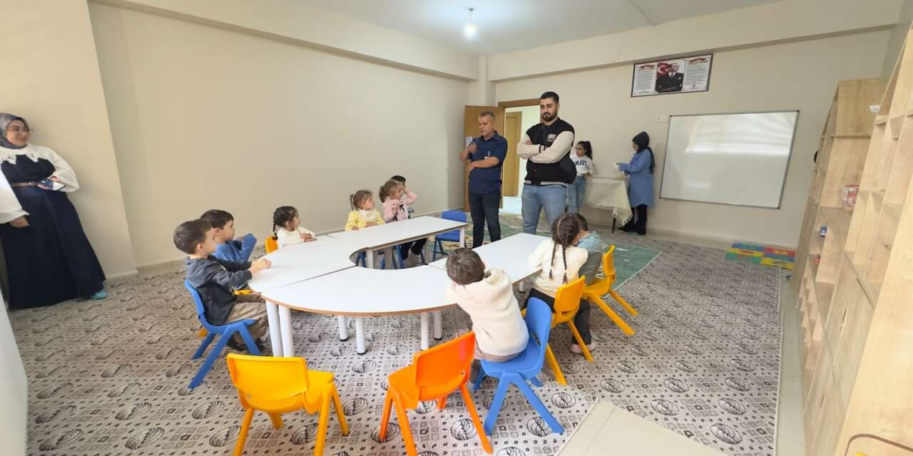 Hakkari’de minik öğrencilere hayvan sevgisi anlatıldı