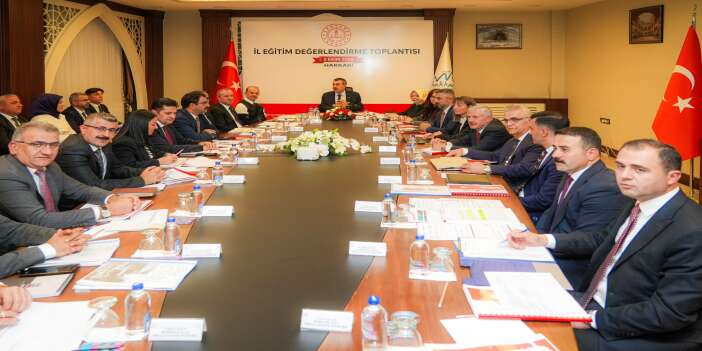 Bakan Yusuf Tekin Hakkari’de eğitim toplantısına katıldı