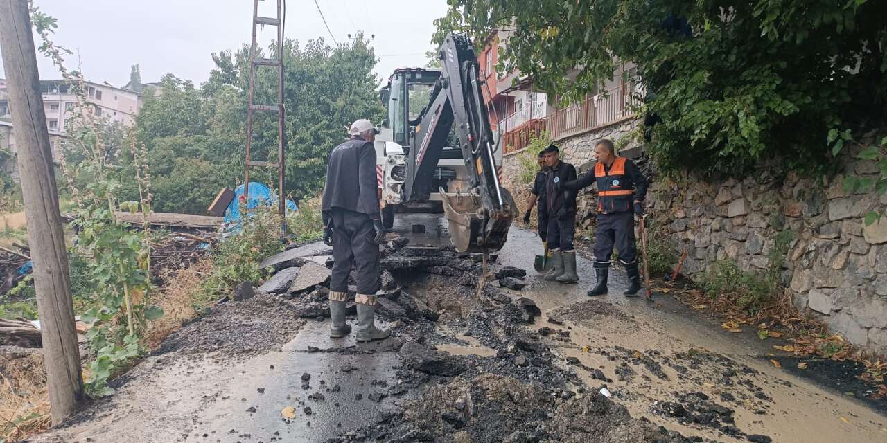 Hakkari’de belediye ekipleri yağmur altında arızalara müdahale ediyor
