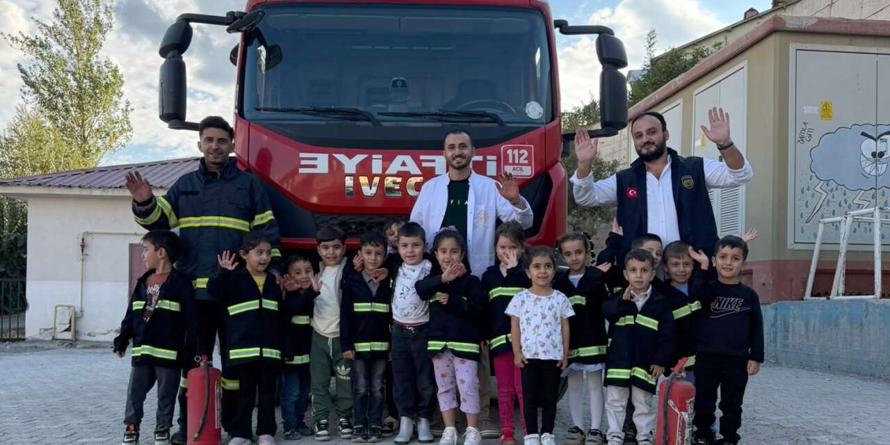 Hakkari’de minik öğrenciler itfaiyecilerle buluştu