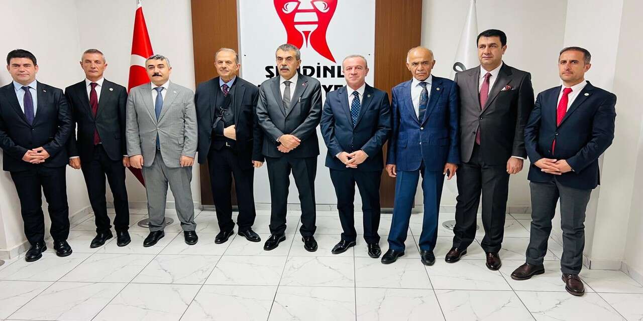 Bakan Tekin ve Protokolden Şemdinli Belediyesi’ne ziyaret