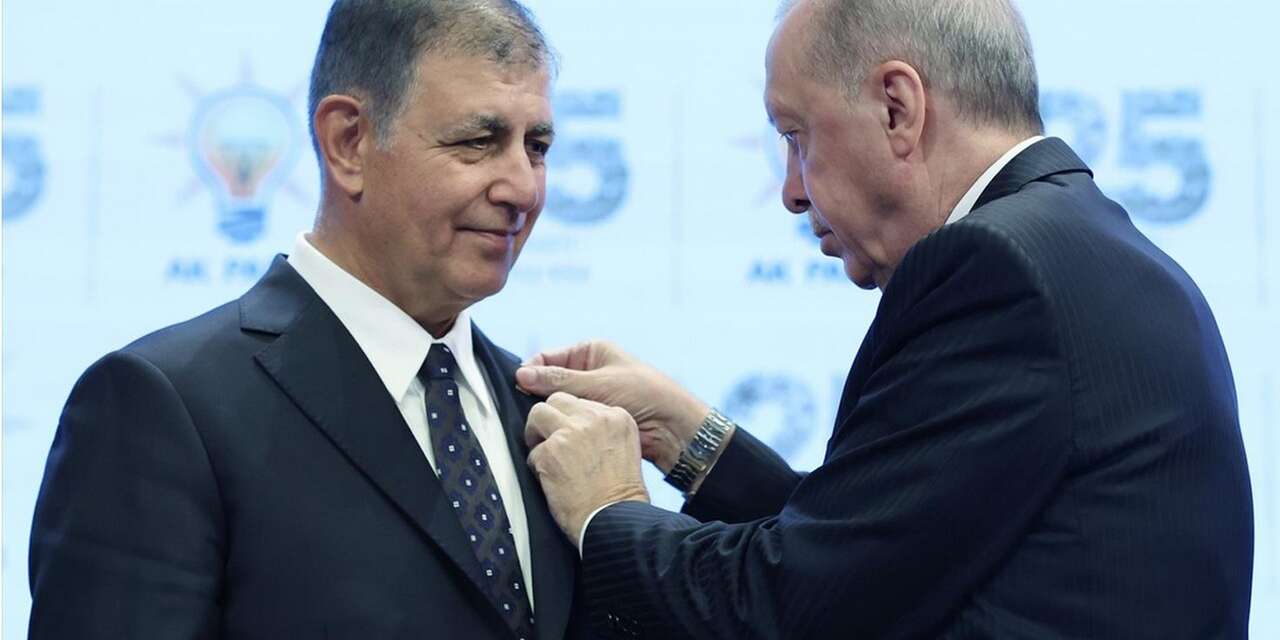 Başkan Tugay'ın AK Parti rozeti Cumhurbaşkanı  Erdoğan'dan
