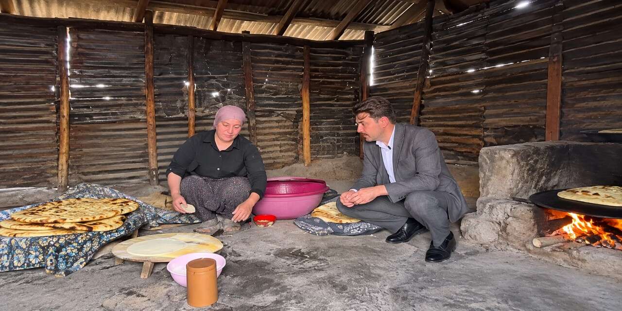 Kaymakam Cebeci, Üzümlü Köyü’nde tandır ekmeği ikramını kabul etti