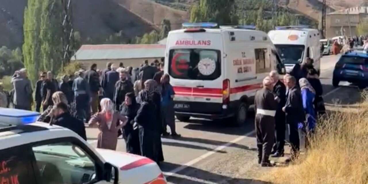 Hakkâri’de iki araç kafa kafaya çarpıştı: 7 yaralı