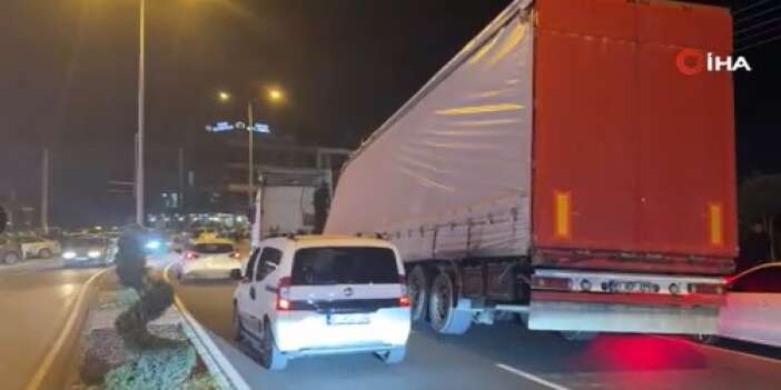 Düzce’de tır dorsesi yola devrildi