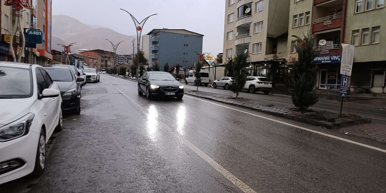 Hakkari’de sağanak yağış etkisini sürdürüyor