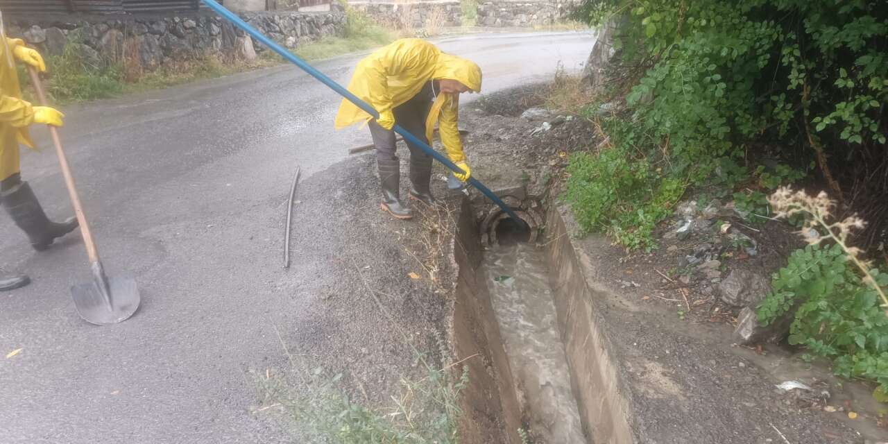 Hakkari Belediyesi’nden yağmur suyu mesaisi