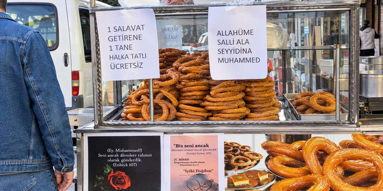 Hakkari’de salavat getirene ücretsiz halka tatlı