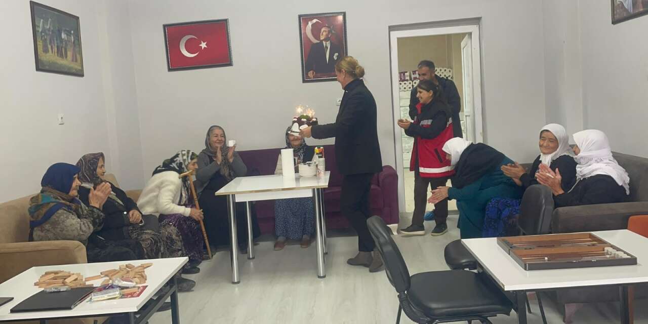 Hakkari’de Verde teyzeye doğum günü sürprizi