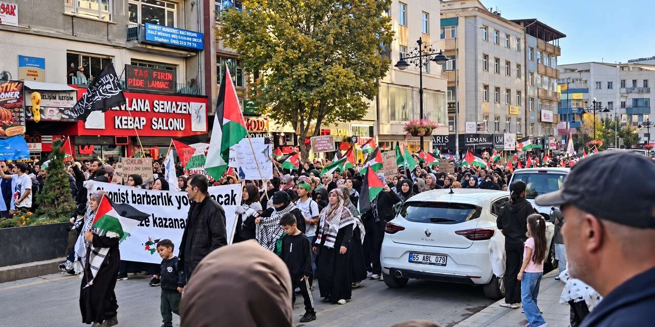 Van’da “Büyük Gazze Yürüyüşü” düzenlendi