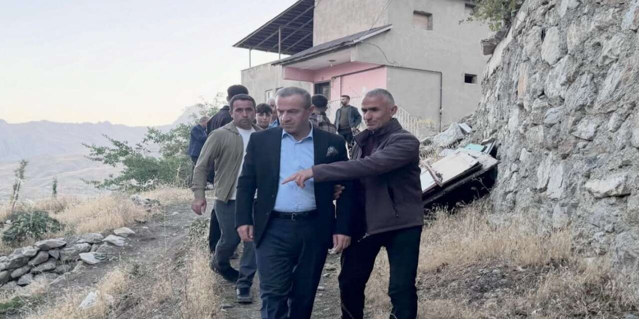 Başkan Kaya, mahalle sakinlerinin taleplerini dinledi