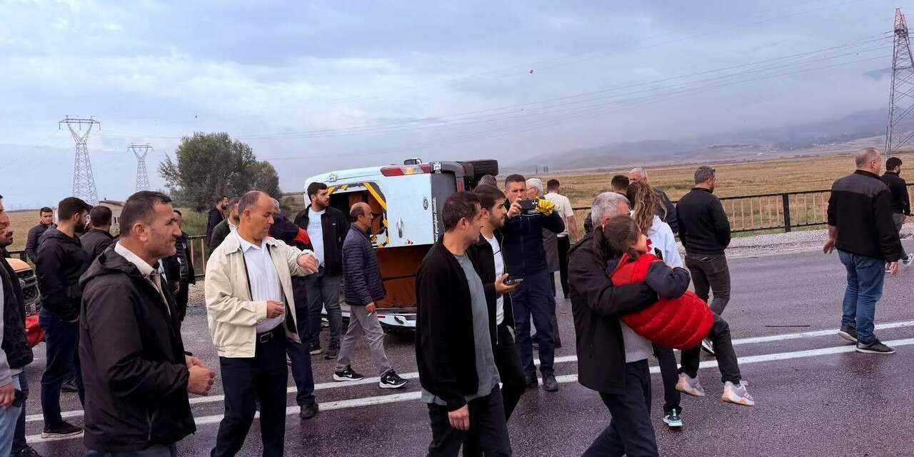 Yüksekova'da okul servisi devrildi 3 yaralı