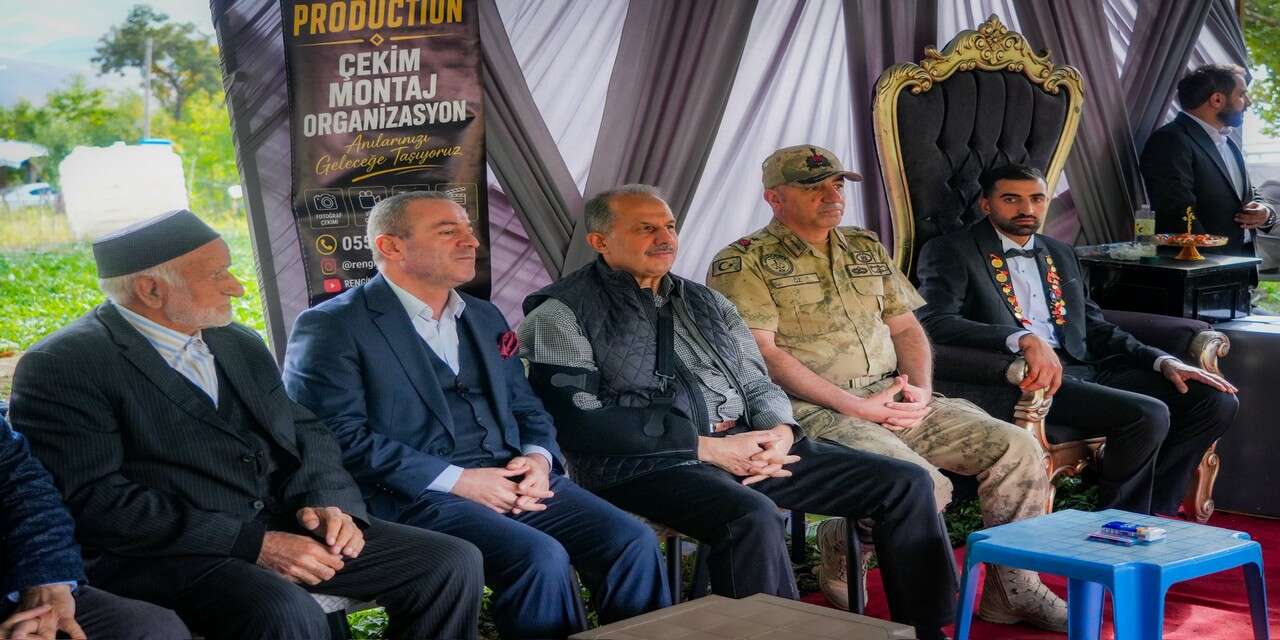 Hakkari’de İki Düğüne Vali Taşyapan katıldı