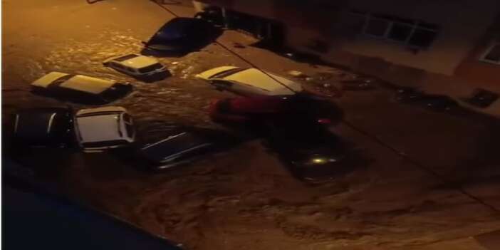 Ayazağa’da sel paniği: Araçlar sürüklendi