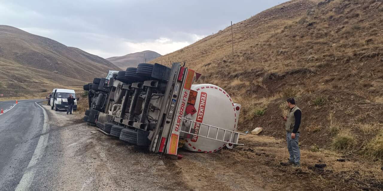 Hakkari-Van Yolunda virajı alamayan tanker devrildi