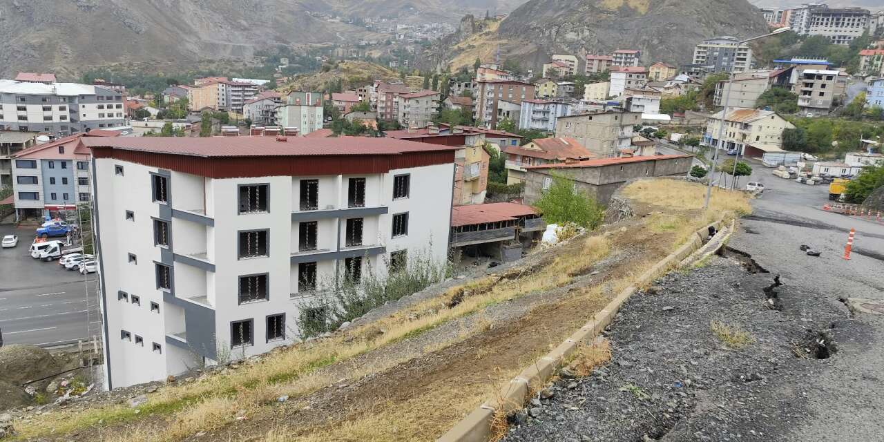 Keklikpınar’da Çatlaklar ve çökmeler endişe yarattı