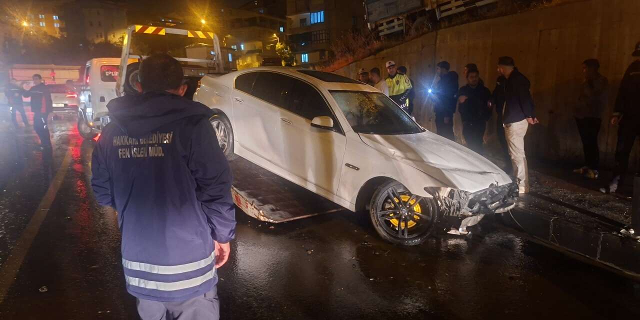 Hakkari’de otomobil üniversite tabelasına çarptı: 1 yaralı