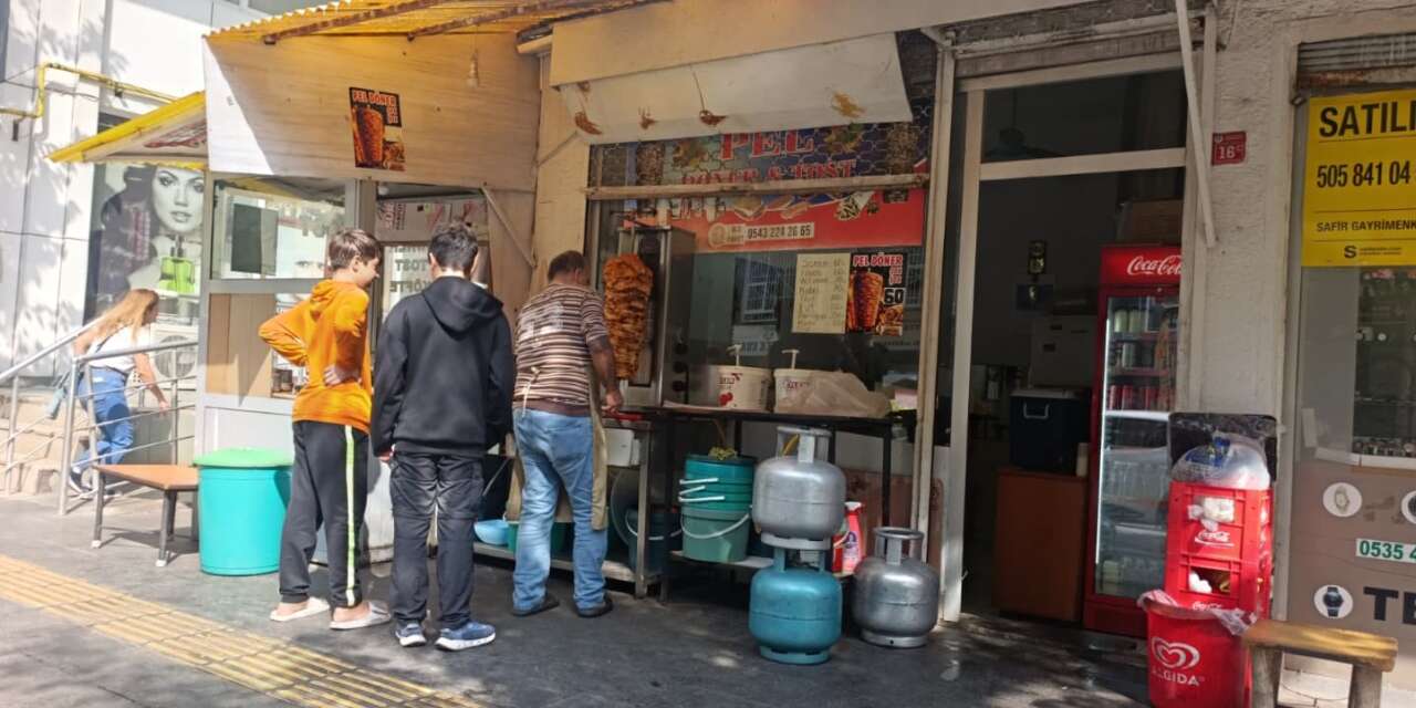 Diyarbakır’da öğrencilerin yüzünü güldüren dönerci