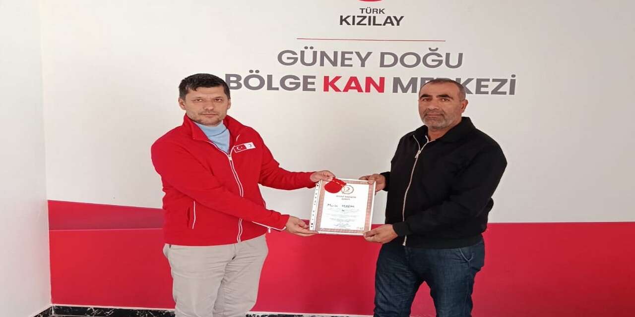 Hakkarili Murat İrdem’e Kızılay’dan anlamlı ödül