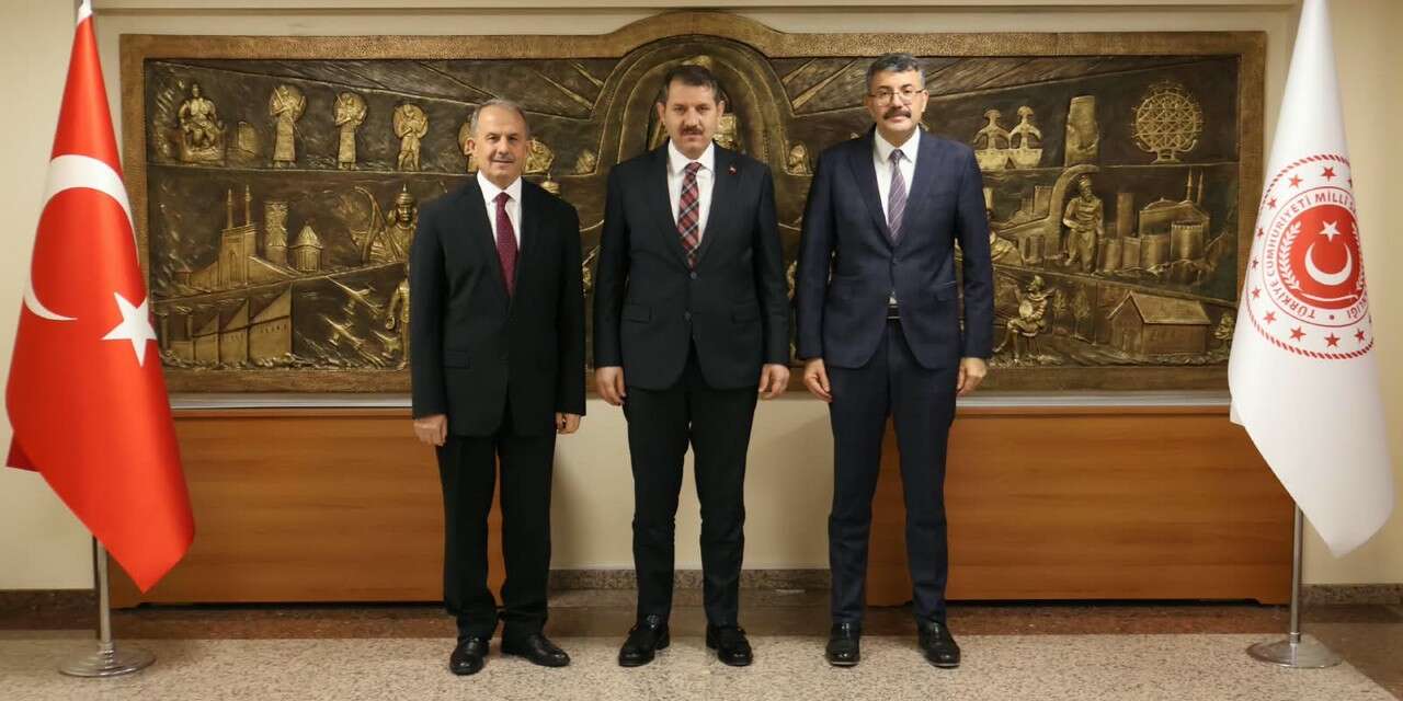 Hakkari Valisi Taşyapan’dan Bakan Yardımcısı Ayhan’a ziyaret
