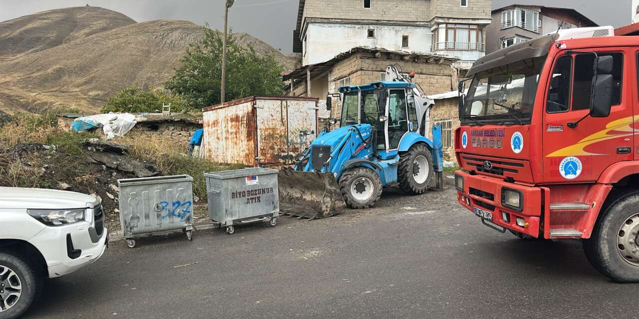 Hakkari Belediyesi’nden yağışlı havada temizlik mesaisi