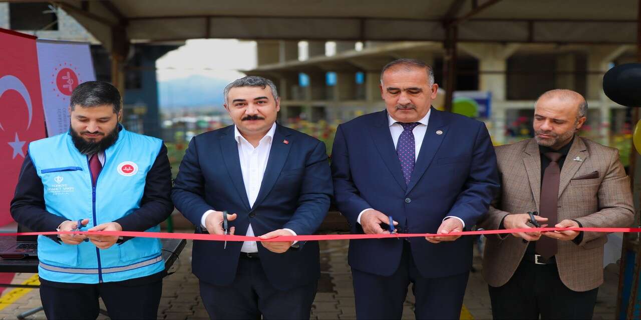 Derecik’te kitap fuarı ve kermes düzenlendi
