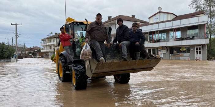Sakarya’da sel alarmı: Yollar ve evler sular altında