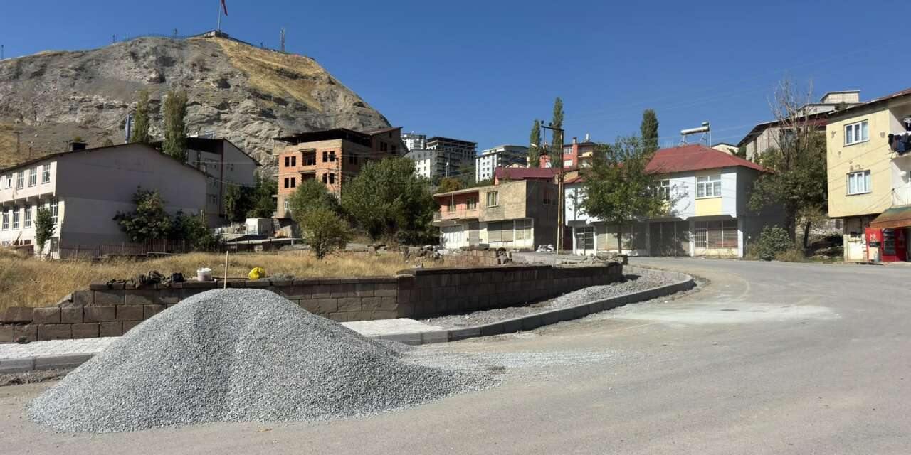 Hakkari Medrese Mahallesi’nde Kaldırım Mesaisi