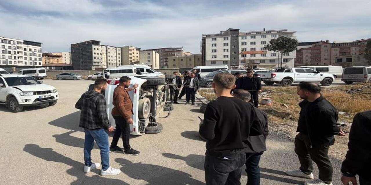 Yüksekova'da araçlar çarpıştı 1 yaralı