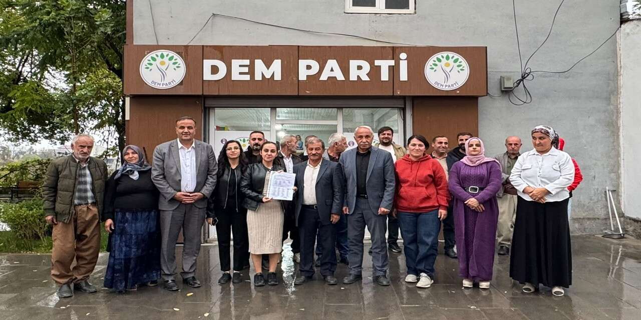 DEM Parti Çukurca İlçe Eşbaşkanları mazbatalarını aldı