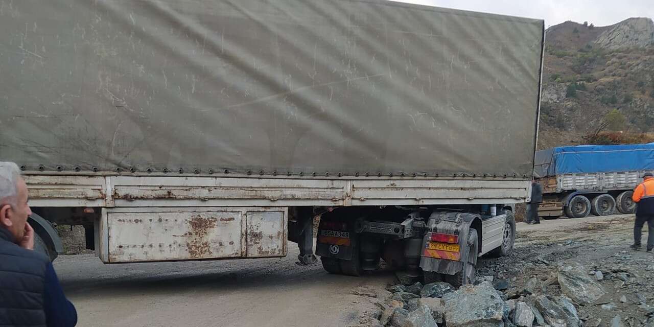 Hakkari-Van Yolunda Mahsur kalan Tır kurtarıldı